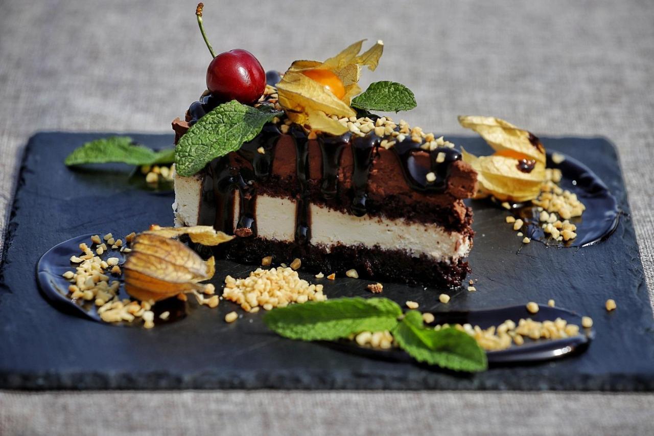 Country Spa Retreat Snagov Luaran gambar A chocolate cheesecake