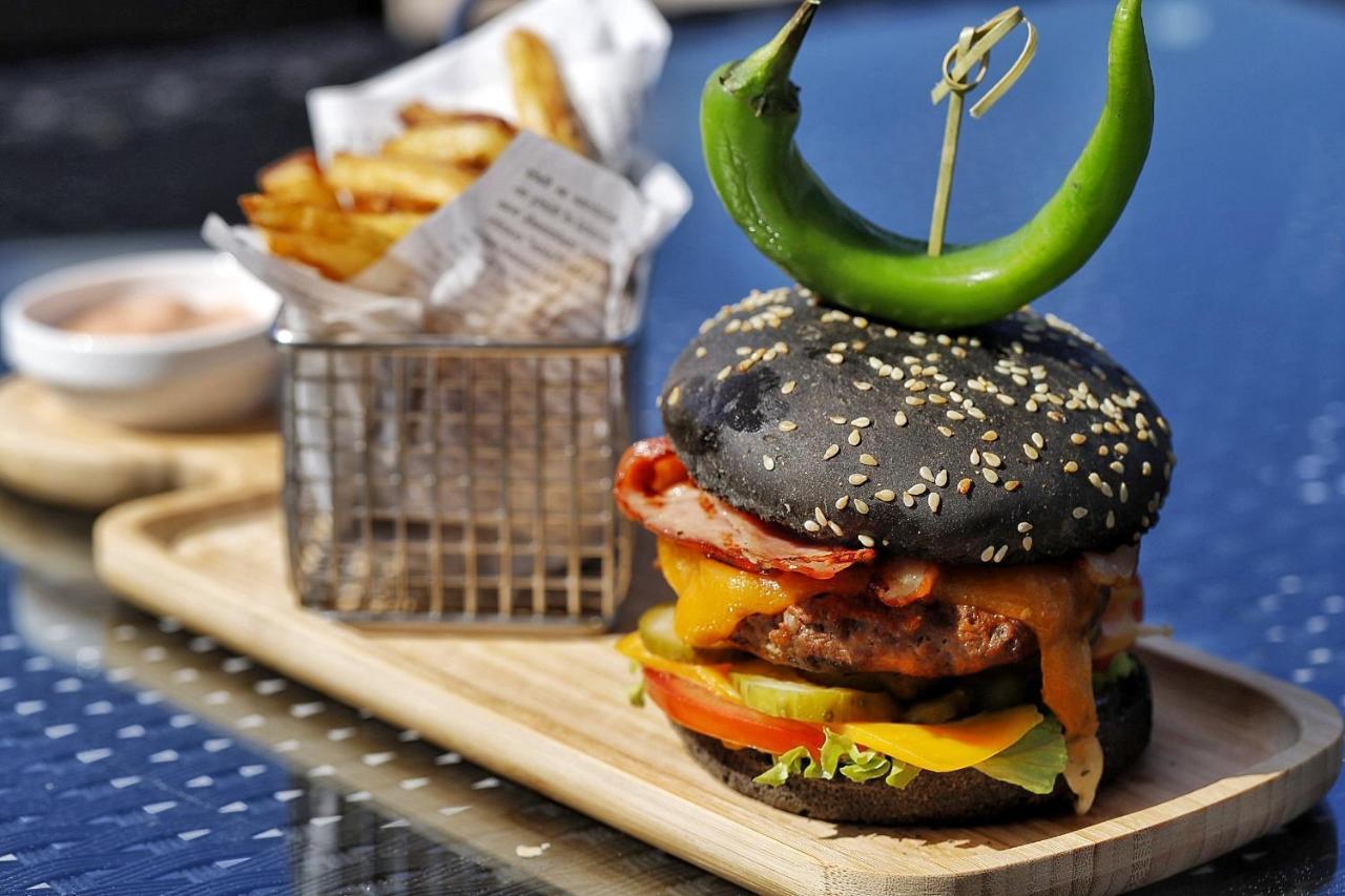 Country Spa Retreat Snagov Luaran gambar A black bun hamburger