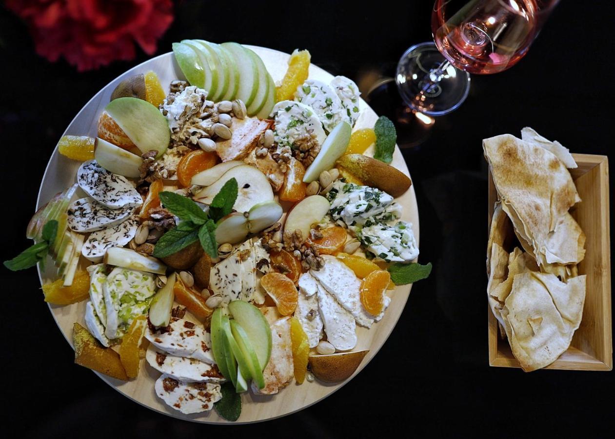 Country Spa Retreat Snagov Luaran gambar A cheese platter with a selection of cheeses and fruit