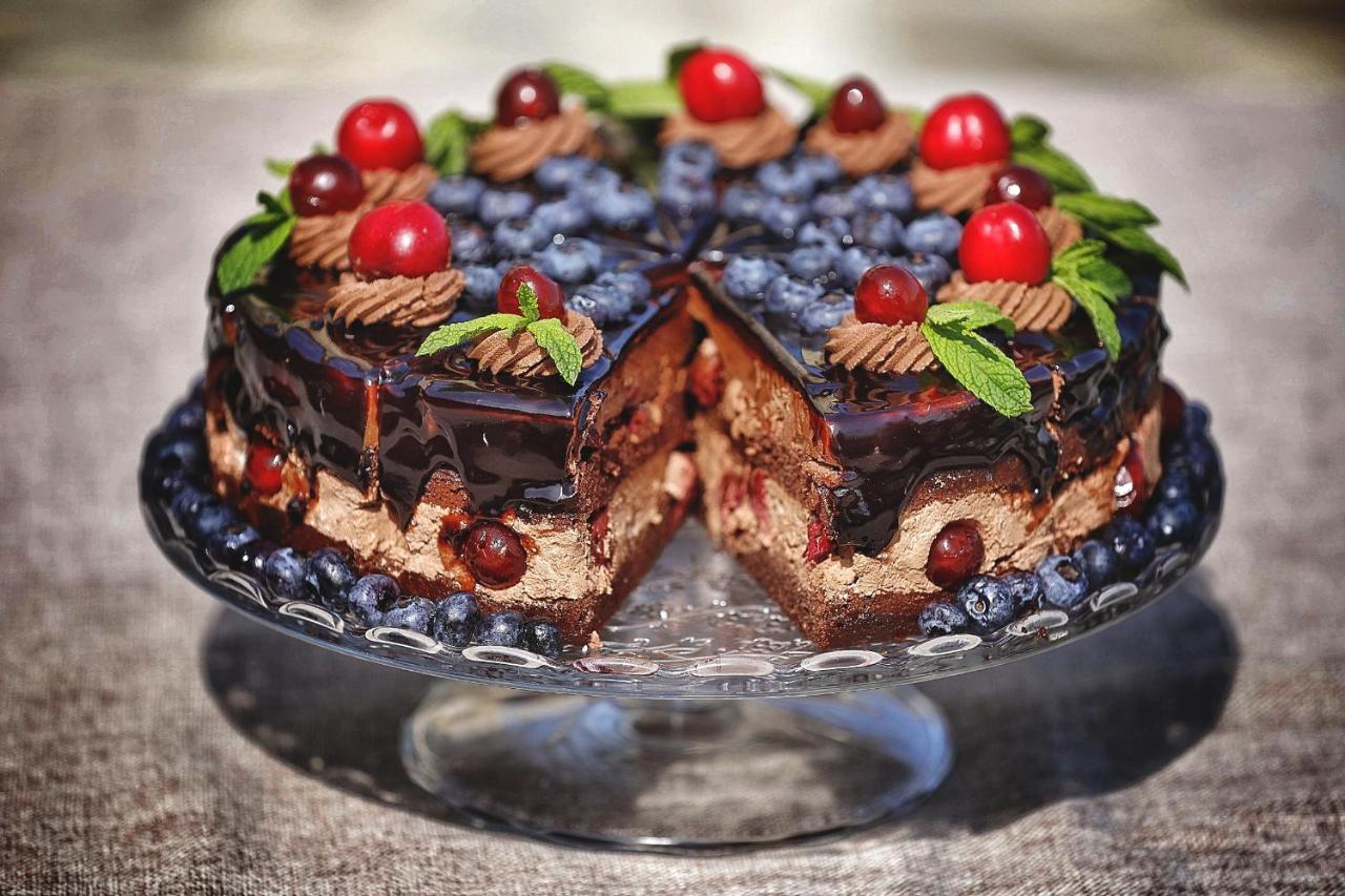 Country Spa Retreat Snagov Luaran gambar A chocolate cake