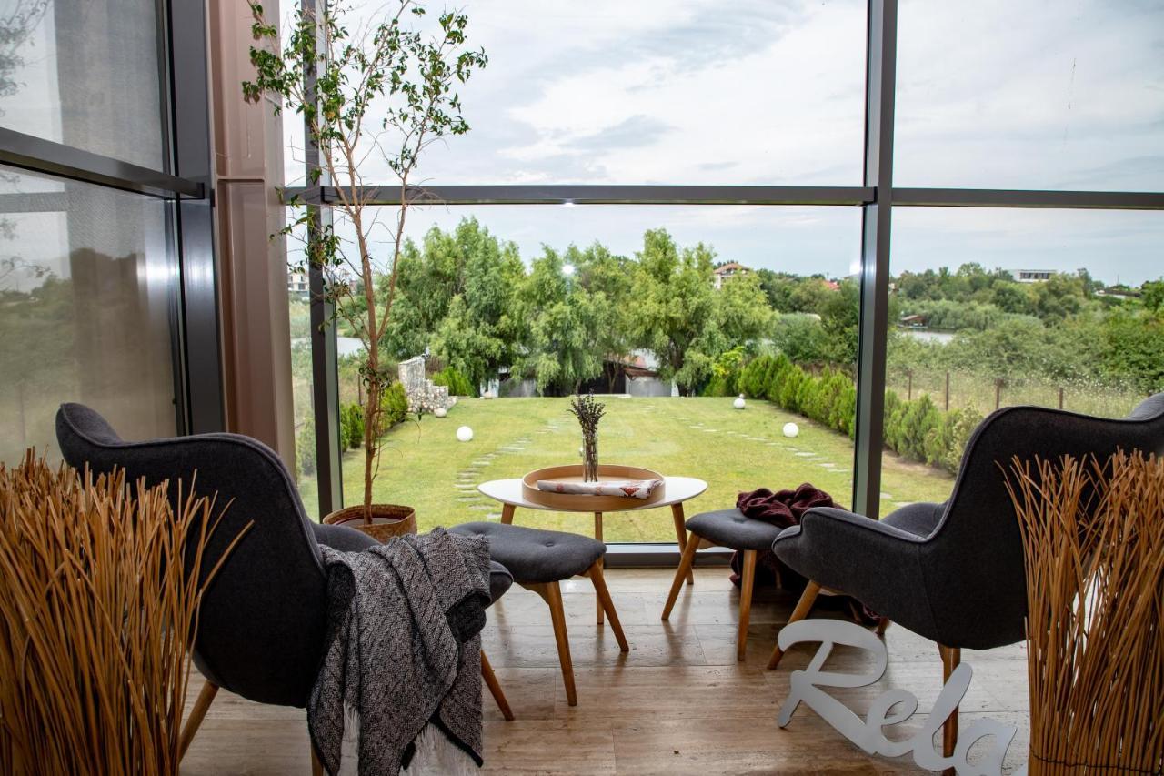 Country Spa Retreat Snagov Luaran gambar View from the living room