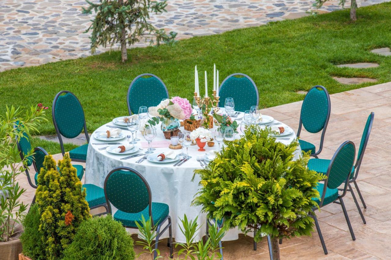 Country Spa Retreat Snagov Luaran gambar A table set for a wedding reception