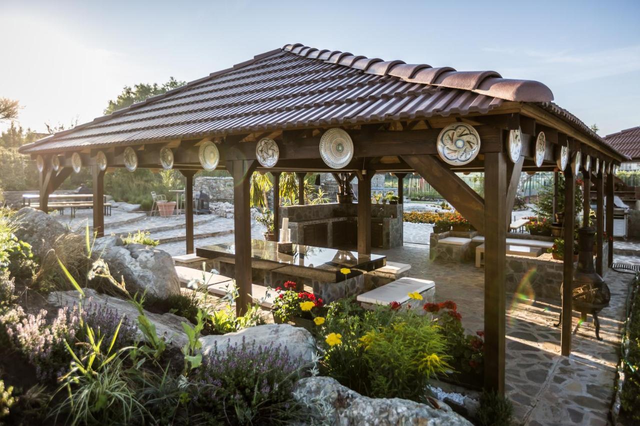 Country Spa Retreat Snagov Luaran gambar Pergola