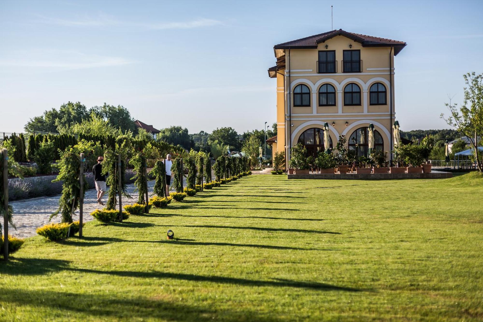 Country Spa Retreat Snagov Luaran gambar The station building
