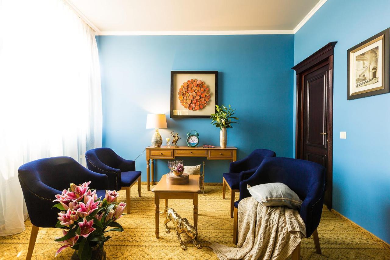 Country Spa Retreat Snagov Luaran gambar A room with blue walls and blue furniture